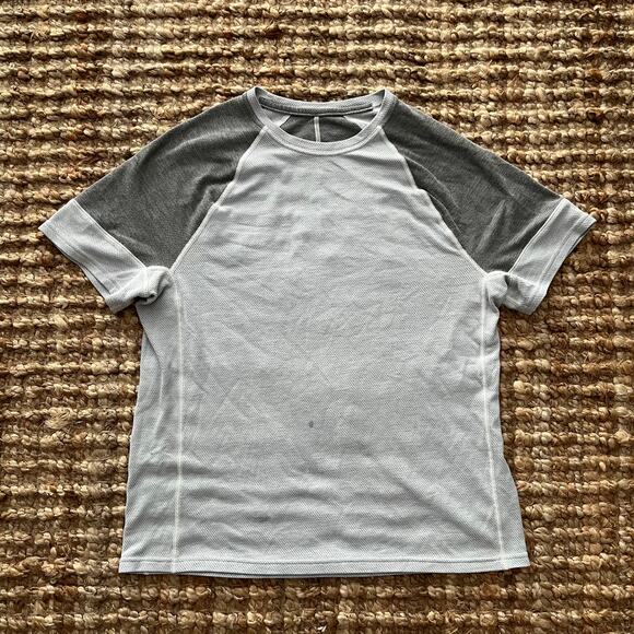 Lululemon Men's Metal Vent Tech Short Sleeve Shirt – Gray/White Raglan – Medium - Picture 3 of 6